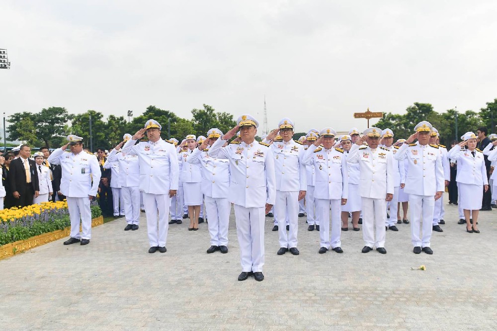 泰国总理率内阁成员献花圈！缅怀普密蓬国王